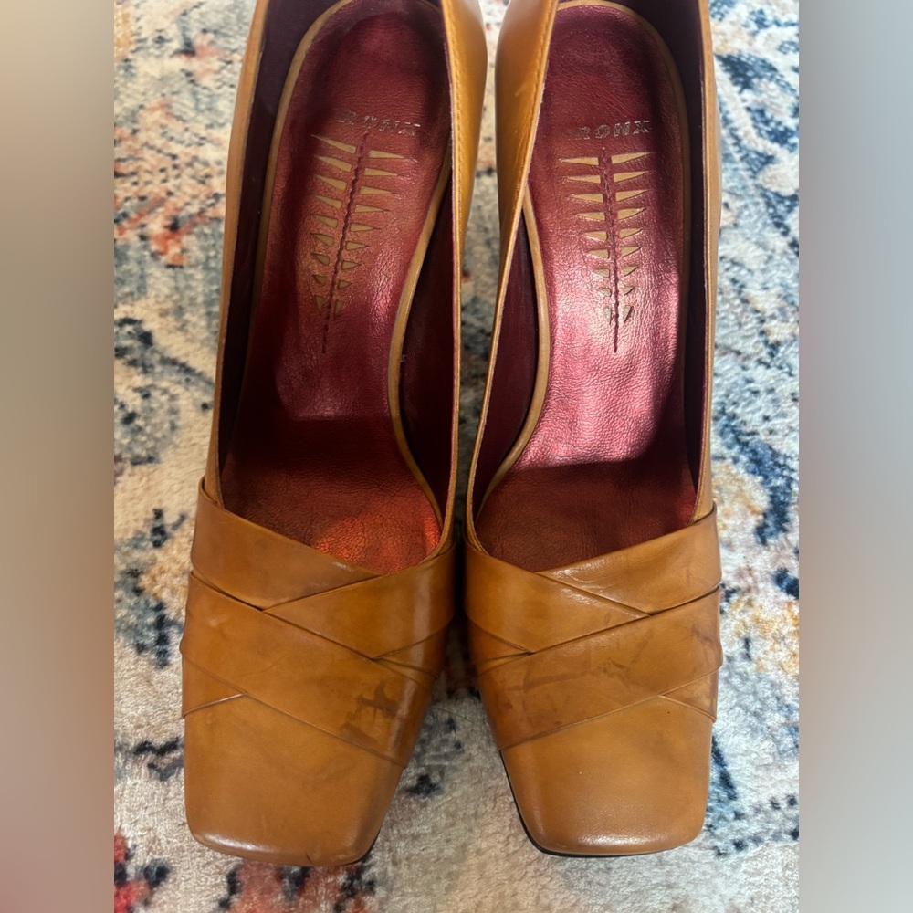 Vintage Bronx Tan Leather Heels - Picture 6 of 7